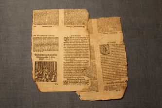 1739 aasta esimese eestikeellse piibli kaante seest leitud 17. sajandist pärit epistlite raamatu fragmentaalid. WAB.